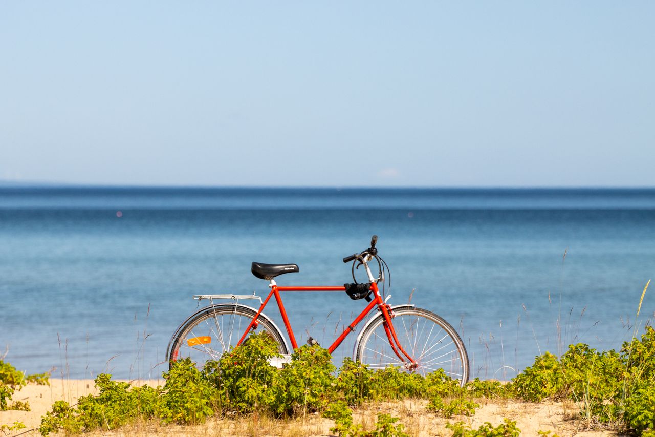 Rode fiets in de duinen aan zee