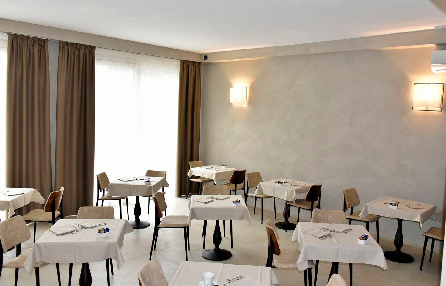 Sala colazioni al piano terra dell’Hotel Cecina Beach