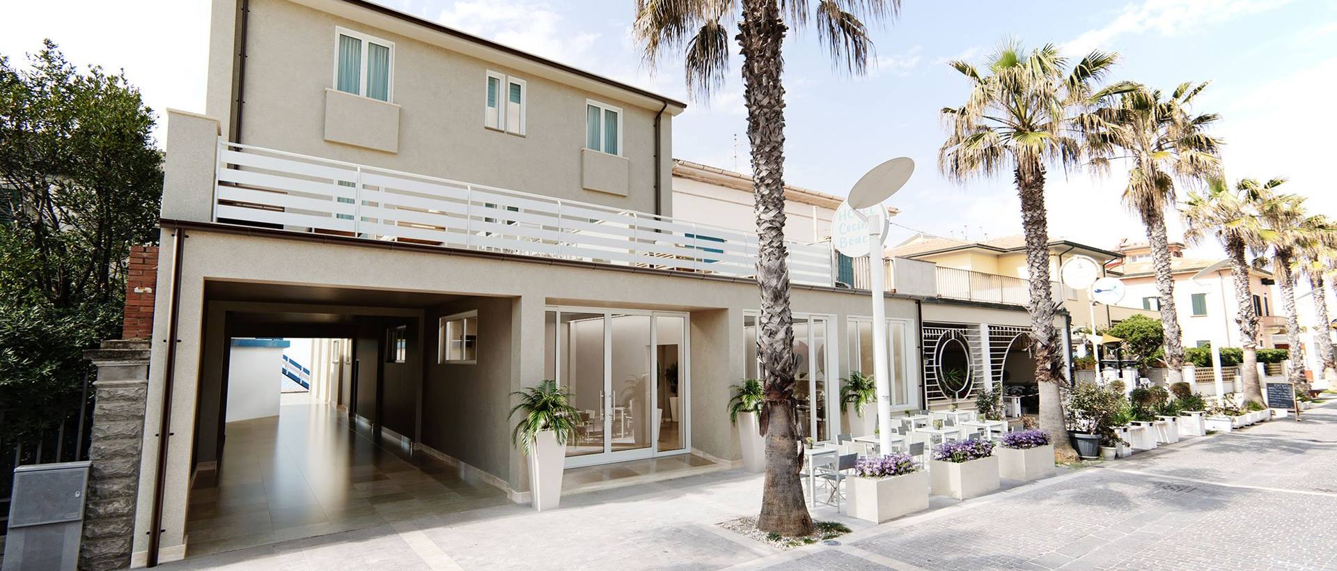 L’ingresso sul lungomare dell’Hotel Cecina Beach a Marina di Cecina