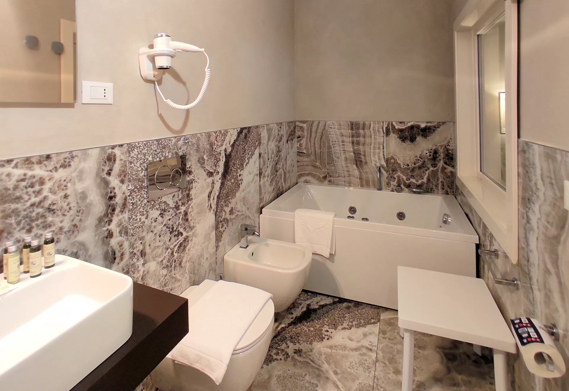 Junior Suite con patio esterno all’Hotel Cecina Beach – foto 4 di 14