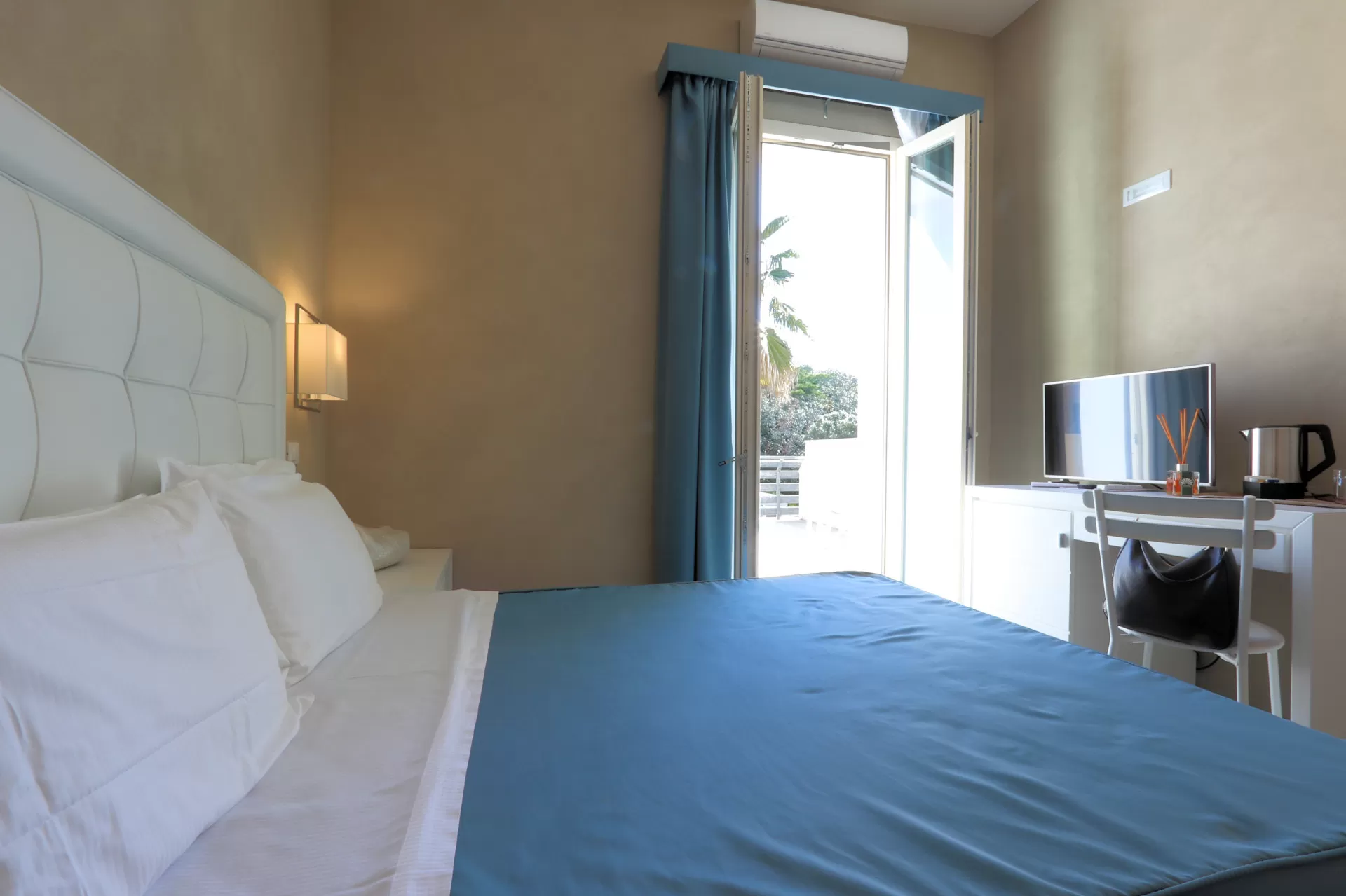 Camera doppia con terrazza privata all’Hotel Cecina Beach – foto 2 di 12