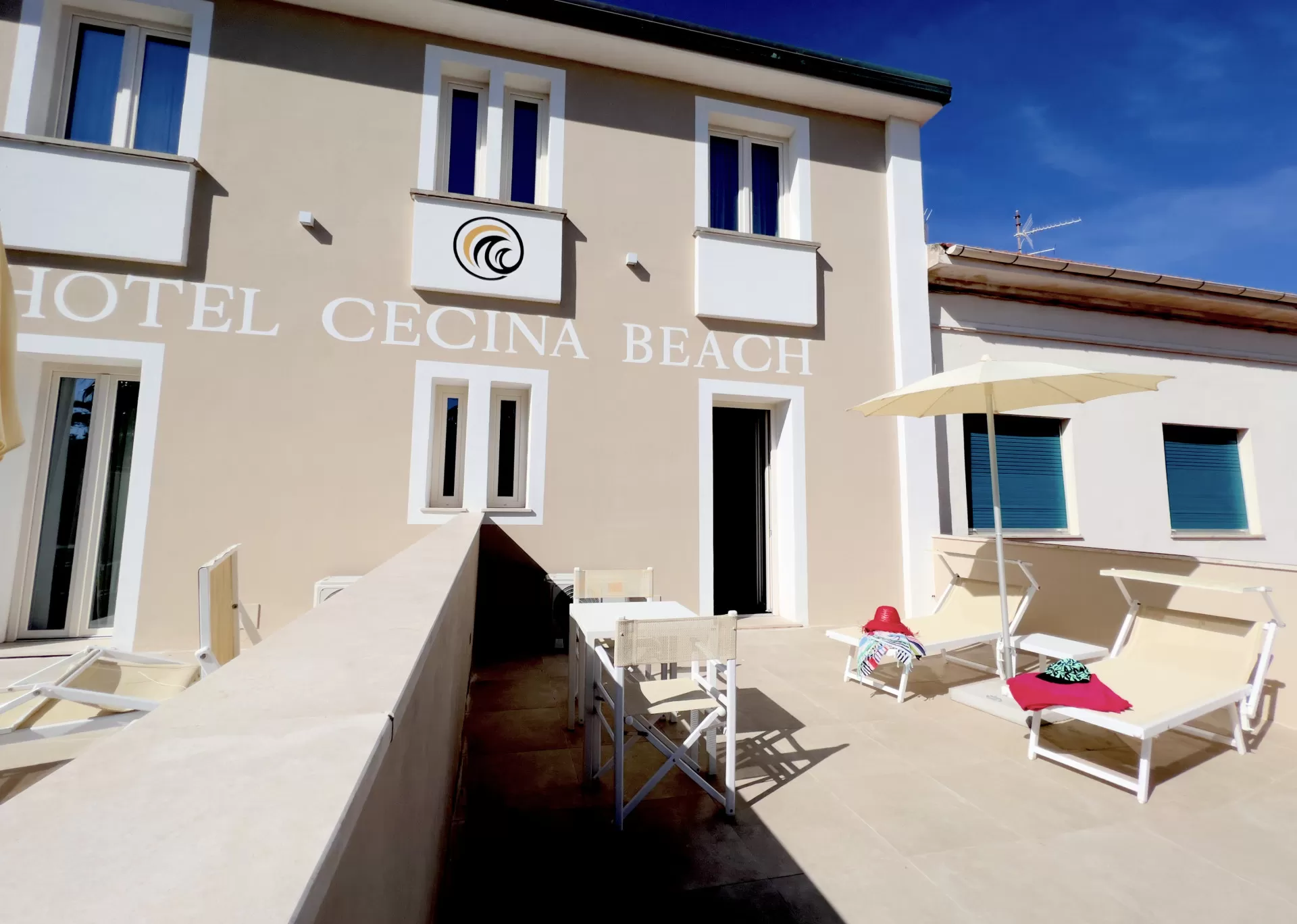 Camera doppia con terrazza privata all’Hotel Cecina Beach – foto 6 di 12